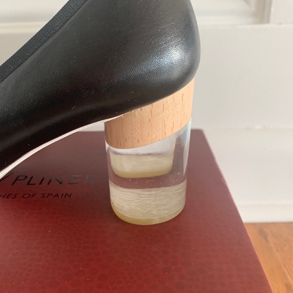 Donald Pliner Asia pointy toe pump with clear heel, black nappa leather, size 38 - Picture 3 of 11